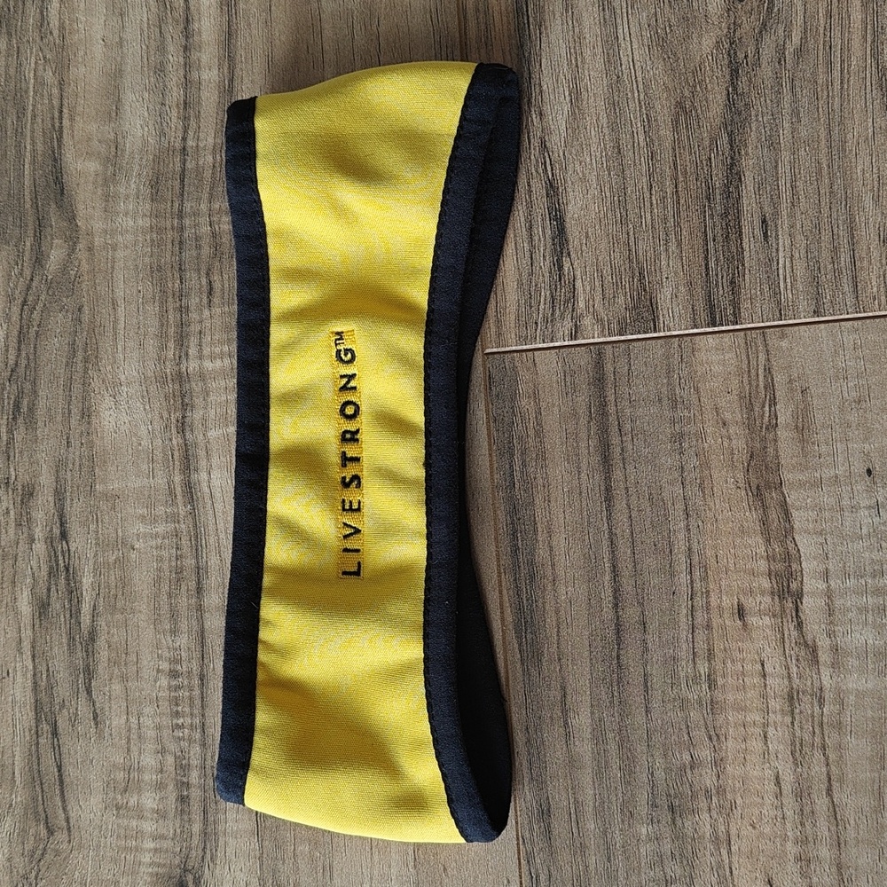 EUC Reversible Livestrong Ear Warmer - Picture 3 of 4